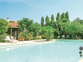 Beautiful Home In La Jonchere With 3 Bedrooms, Outdoor Swimming Pool And Heated Swimming Pool: La Jonchère şehrinde bir otel