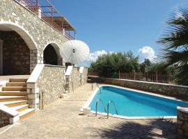 Amazing Home In Paralio Astros With 3 Bedrooms, Wifi And Outdoor Swimming Pool, hotel with parking in Koútroufa