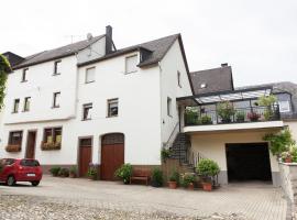 Pleasant Apartment in Ernst bei Cochem with Garden, hotel en Ernst