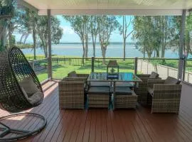 Getaway Lakefront Environmental House on Lake Macquarie with Water View
