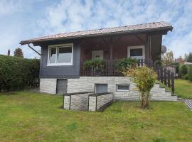 Holiday home with garden, hotel in Altenfeld
