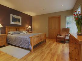 Spacious 4 Bedroom Home - 5 min walk to town, hotel in Enniskillen