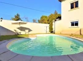 Stunning Home In Vauvert With 3 Bedrooms, Wifi And Outdoor Swimming Pool