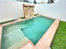 Casa Otavia, con alberca para 6 huéspedes y mascotas, hotel de golf en Conkal
