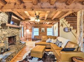 Waynesville Cabin with Grill, Fire Pit, and Hot Tub!, villa in Canton