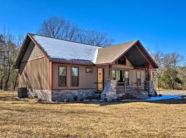 Ouachita Mtn Home Near ATV and Hiking Trails!, hotel v destinaci Big Cedar