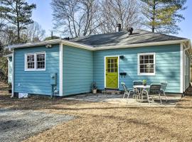 Charming Carrboro Home - Walk to Downtown!, ξενοδοχείο σε Carrboro