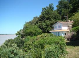 Maison dans falaise face à l'estuaire de la Gironde, maison de vacances à Gauriac