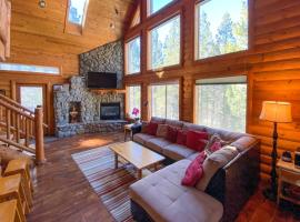 Hot Tub, Indoor Pool! Home 8 Mi to Heavenly Skiing, hotel a South Lake Tahoe