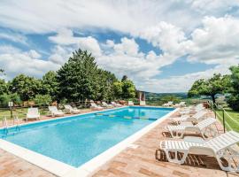 Pet Friendly Apartment In Castiglione D,lago Pg With Outdoor Swimming Pool, hotel v destinácii Strada