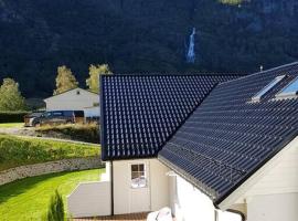 Cheerful 4-bedroom home with fireplace, 1,5km from Flåm center, hotel i Aurland