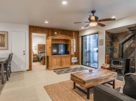 Hidden Valley Village #103 nicely updated 1 bedroom 1 bathroom condo short 10 min walk from Village、マンモス・レイクスのヴィラ