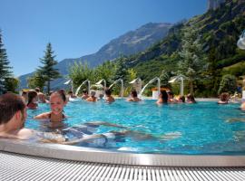 Hotel Alpenblick-Leukerbad-Therme、ロイカーバートのホテル