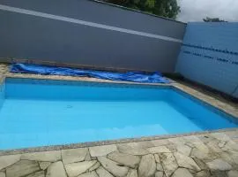 Linda casa com piscina e churrasqueira