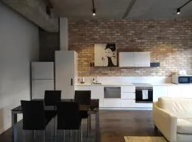Brand New Spacious Woden Apartment - KingBed&WiFi