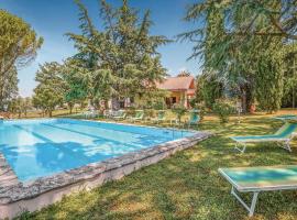 Awesome Home In Montopoli Di Sabina Ri With Outdoor Swimming Pool, hotel sa parkingom u gradu Montopoli in Sabina