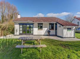 Inviting Holiday Home in Heuvelland with Garden, holiday home sa Heuvelland