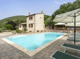 Mandrie – hotel w mieście Guardea