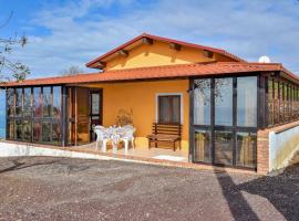 Cozy Home In Diamante With Kitchen, vilă din Diamante