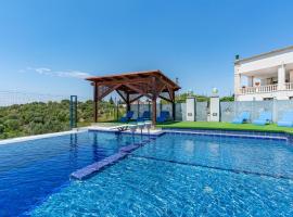 Stunning Home In Grottaglie With 3 Bedrooms, Wifi And Outdoor Swimming Pool, hotel z bazenom v mestu Grottaglie