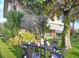 Nice Apartment In Capezzano Pianore With 3 Bedrooms And Wifi