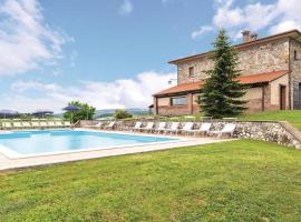 Stunning Home In Acquapendente Vt With 6 Bedrooms, Jacuzzi And Wifi, hotelli kohteessa Trevinano