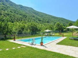 Amazing Home In Cagli With 4 Bedrooms, Internet And Private Swimming Pool, hotel en Cagli