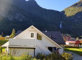 Bright and cozy apartment 1.5km from city centre, hotel in Aurland