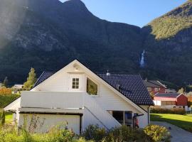 Bright and cozy apartment 1.5km from city centre, appartement in Aurland