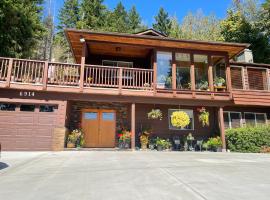 Garden Bridge House, vacation home in Sechelt