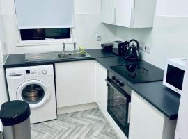 Modern 2 Bedroom Apartment With Free Parking, hotel in Glasgow