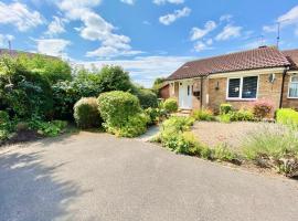 Bijou Abode- Driffield - free private parking and secure cabin, cottage in Great Driffield