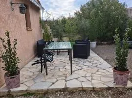 Studio climatisé dans villa calme à 15km de Cannes