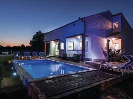 Stunning Home In Kastel Novi With Private Swimming Pool, Can Be Inside Or Outside, khách sạn có chỗ đậu xe ở Kaštela