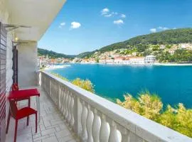 Beautiful Home In Pucisca With 3 Bedrooms And Wifi