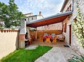 Amazing Home In Peruski With 2 Bedrooms And Wifi