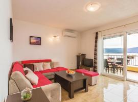 Lovely Apartment In Komarna With House Sea View, hotel de 4 estrellas en Klek