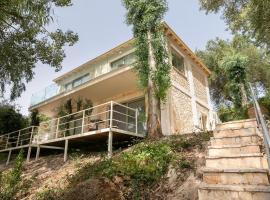 Marina Vista Luxury Studio suites Beach front, хотел в Корфу