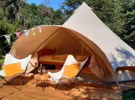 Glamping v Sadu, hotel na may parking sa Sadská