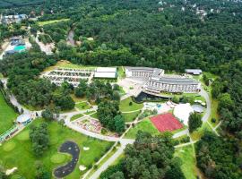 Holiday Inn Resort Warsaw Józefów by IHG, hotel em Józefów