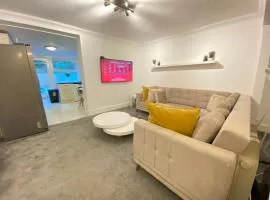 Ecostayr 4 Bed house next to Chatham station and shopping Mall.