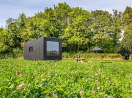 Off-grid, Eco Tiny Home Nestled In Nature, hótel með bílastæði í Alton Pancras