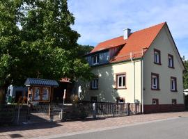 Ferienhaus Brug: Bundenthal şehrinde bir otoparklı otel