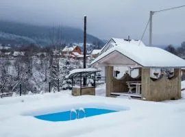 Навпроти Маковиці