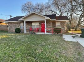 Beautiful Spacious 3 BR brick home for the family，位于迪凯特的酒店