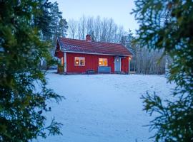 Lidsbergs torp i Ölme från år 1910 Ett eget mysigt torp med kakelugn, lågt i tak, sovrum med dubbelsäng och 2 enkelsängar på loft med snedtak bäddsoffa i v-rum trädgård med gasgrill, hotel in Kristinehamn