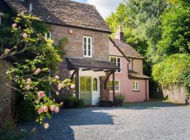 Brecon Beacons Old Vicarage, stunning garden & views, hotel in Llangenny