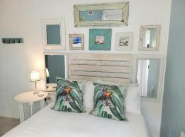 Pebble Cove Outside Room - Private Entrance - Twelve square metres, apartment in Sheffield Beach