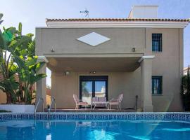 Modern beach villa with parking and private pool, cottage in Torremolinos