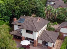 Marula Mews T17 Villa - Selborne Golf Estate, country house in Kelso